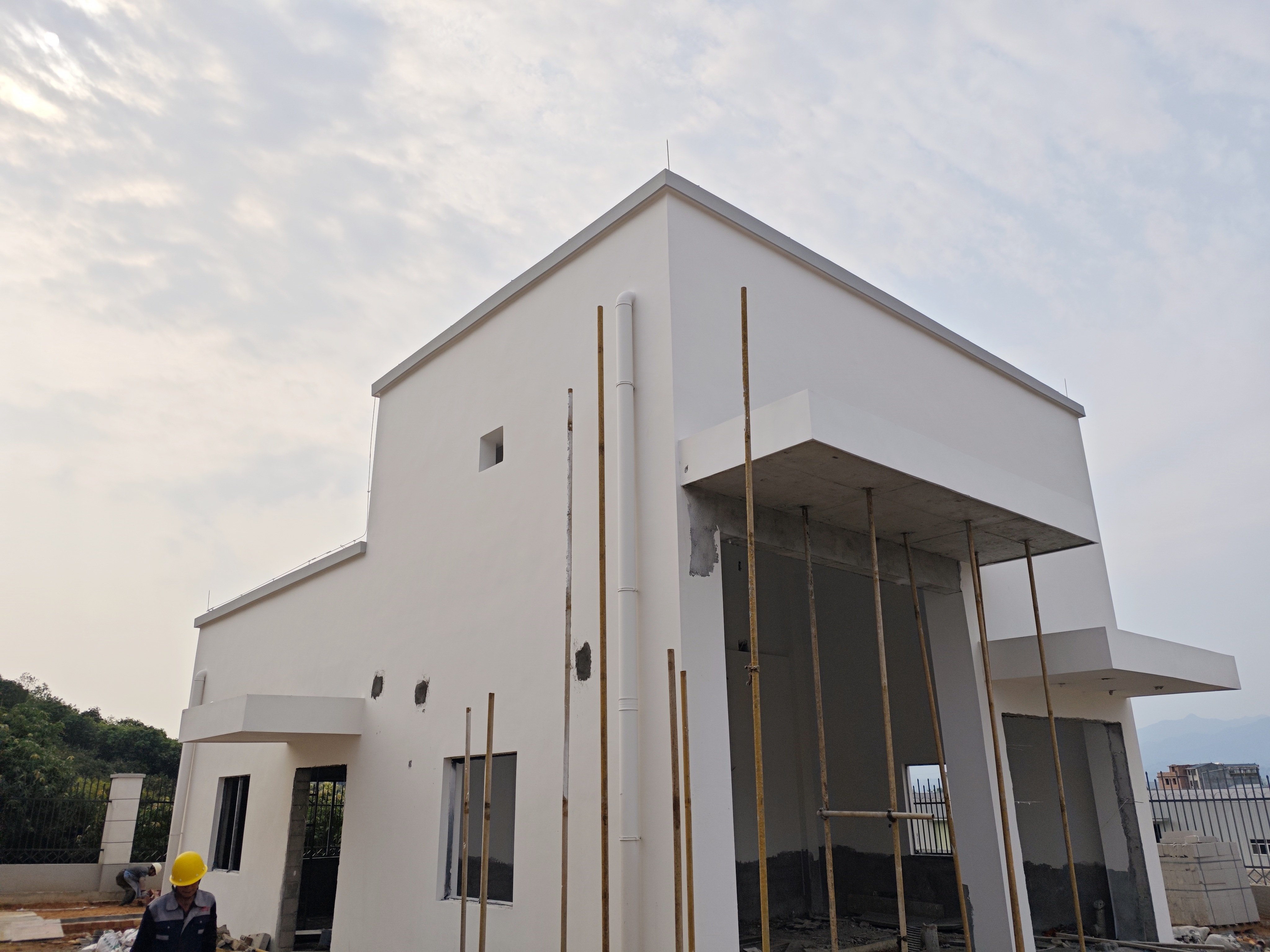 配電房及污泥脫水間完成外墻膩?zhàn)邮┕副本